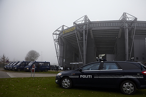 Politibiler foran Brndby Stadion