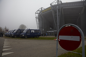 Politibiler foran Brndby Stadion