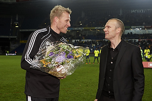 Ole Bjur, sportschef (Brndby IF) med blomster til Morten Cramer, mlmandstrner  (Brndby IF)