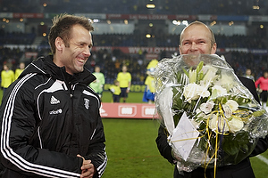 Ole Bjur, sportschef (Brndby IF) med blomster til Thomas Rasmussen (Brndby IF)