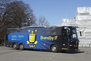 Brndby IFs spillerbus ankommer til Parken