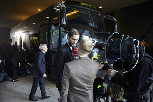 Brndby IFs spillerbus ankommet til Parken og Clarence Goodson, anfrer (Brndby IF) taler med tv