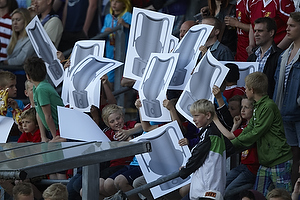 FCN-fans med kopi af DM-pokalen