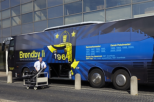 Brndby spillerbussen pakkes foran Brndby Stadion
