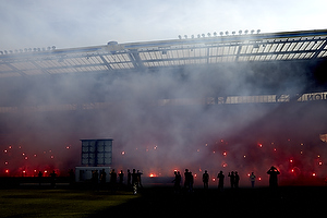 Brøndbyfans på sydsiden afbrænder romerlys mens spillerne nærmer sig