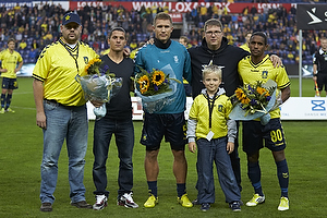 Claus Helgesen, formand (Brndby Support) og Peter Nielsen (Brndby Support) med blomster til Quincy Antipas (Brndby IF) og Martin Albrechtsen (Brndby IF)