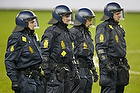 Kampkldt politi p Brndby Stadion for at holde FCK-fans og Brndbyfans hver for sig
