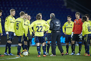 Bent Christensen Arense, assistenttrner (Brndby IF) samlede i pausen spillerne p banen da der var arbejdsro.
