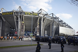 Brndby Stadion - Politi ved indgangen for FCK-fans