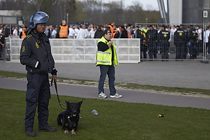 Politiet med hunde ved Brndby Stadion