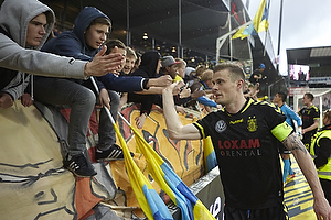 Mikkel Thygesen, anfrer (Brndby IF) hilser p fans