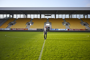 En glad Ole Bjur, sportschef (Brndby IF) med gtur p banen p et tomt stadion i Horsens