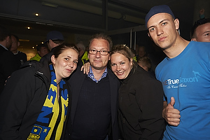 Tommy Sommer Hkansson, adm. direktr (Brndby IF) med fans ved Brndby Stadion