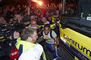 Quincy Antipas (Brndby IF) kmper sig fra bussen igennem fans til Brndby Stadion