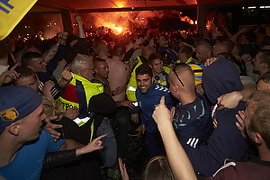 Daniel Norouzi (Brndby IF) kmper sig fra bussen igennem fans til Brndby Stadion
