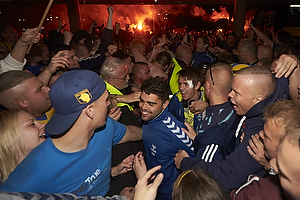 Daniel Norouzi (Brndby IF) kmper sig fra bussen igennem fans til Brndby Stadion