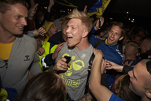 Simon Makienok Christoffersen (Brndby IF) kmper sig fra bussen igennem fans til Brndby Stadion