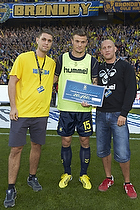 Mikkel Thygesen (Brndby IF) med en check til Brndby tifo
