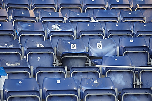 Smadrede s�der p� udebaneafsnittet p� Br�ndby Stadion hvor FCK-fans har siddet.