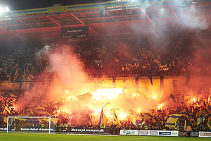 Sydsiden kl�dt i flag og romerlys