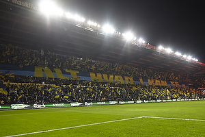 Br�ndby Stadion kl�dt i bl� og gule flag