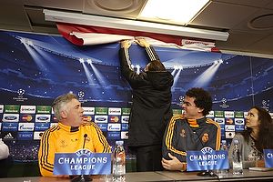 Greenpeace aktion p pressemde med Carlo Ancelotti, cheftrner (Real Madrid CF), Pepe (Real Madrid CF)