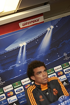 Pepe (Real Madrid CF) foran Greenpeace banner