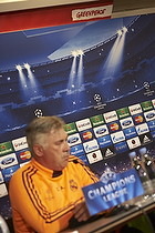 Carlo Ancelotti, cheftrner (Real Madrid CF) foran Greenpeace banner
