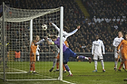 Iker Casillas, anfrer (Real Madrid CF), Thomas Delaney (FC Kbenhavn) slr bolden i ml med hnden