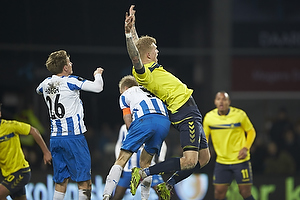 Anders Mller Christensen, anfrer (Ob) gr i ryggen p Simon Makienok Christoffersen (Brndby IF)