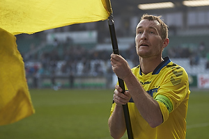 Thomas Kahlenberg, anfrer (Brndby IF) med et stort Brndbyflag