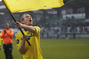Thomas Kahlenberg, anfrer (Brndby IF) med et stort Brndbyflag