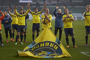 Thomas Kahlenberg, anfrer (Brndby IF) med et stort Brndbyflag og resten af holdet