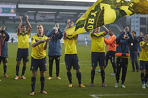 Thomas Kahlenberg, anfrer (Brndby IF) med et stort Brndbyflag og resten af holdet