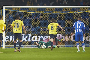 Peter Ankersen (Esbjerg fB) sparker straffespark mod Lukas Hradecky (Brndby IF) der redder