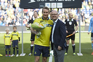 Per Rud, sportschef (Brndby IF) med blomster til Thomas Kahlenberg, anfrer (Brndby IF) for 150 kampe for Brndby IF