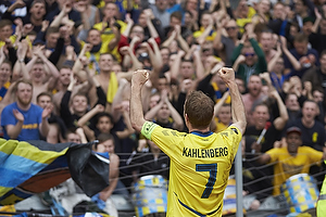 Thomas Kahlenberg (Brndby IF) hilser p brndbys fans