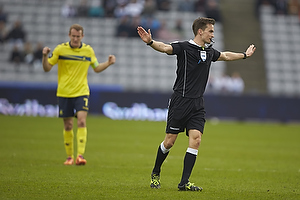 Kenn Hansen, dommer fljter kampen af og Thomas Kahlenberg, anfrer (Brndby IF) jubler i baggrunden over en 2-1 sejr til Brndby IF