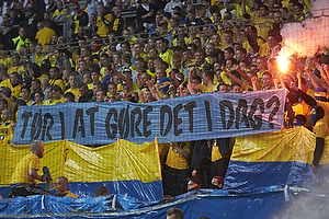 Br�ndbyfans med banner der h�ner FCK-fans
