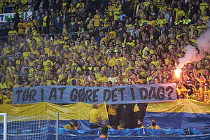 Brndbyfans med banner der hner FCK-fans