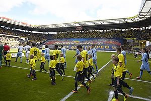 Sydsiden med tifo og spillerne gr p banen