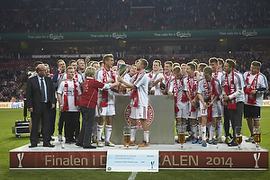 Marianne Jelved, kulturminister (Kulturministeriet) med pokalen til Rasmus W�rtz, anf�rer (Aab) og Thomas Augustinussen (Aab)