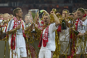 Rasmus W�rtz, anf�rer (Aab) og Thomas Augustinussen (Aab) l�fter pokalen foran jublende Aab-spillere