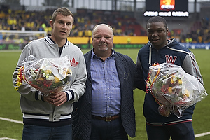 Andreas Bjelland (FC Nordsjlland), Allan K. Pedersen, bestyrelsesformand (FC Nordsjlland), Jores Okore (Aston Villa FC)