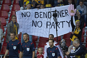 Svenske fans med banner mod Bendtner