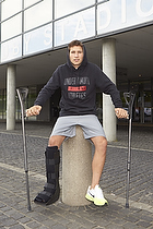 En skadet Andrew Hjulsager (Brndby IF) foran Brndby Stadion