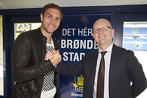 Veloverstet lgetjek og en glad Johan Elmander (Brndby IF) og Per Rud, sportschef (Brndby IF)