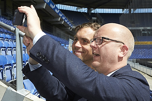 Per Rud, sportschef (Brndby IF) forsger sig med en selfie med Johan Elmander (Brndby IF)