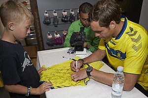 Johan Elmander (Brndby IF) skriver autografer i Brndby Shoppen