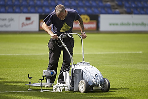 Banen p Brndby Stadion er ved at blive kridtet op